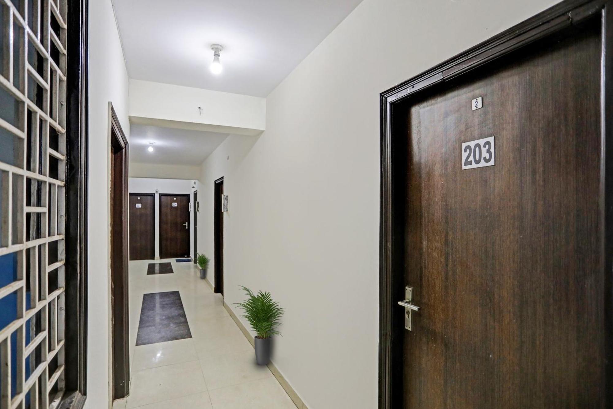 Hotel O Kalkaji Delhi Nuova Delhi Esterno foto